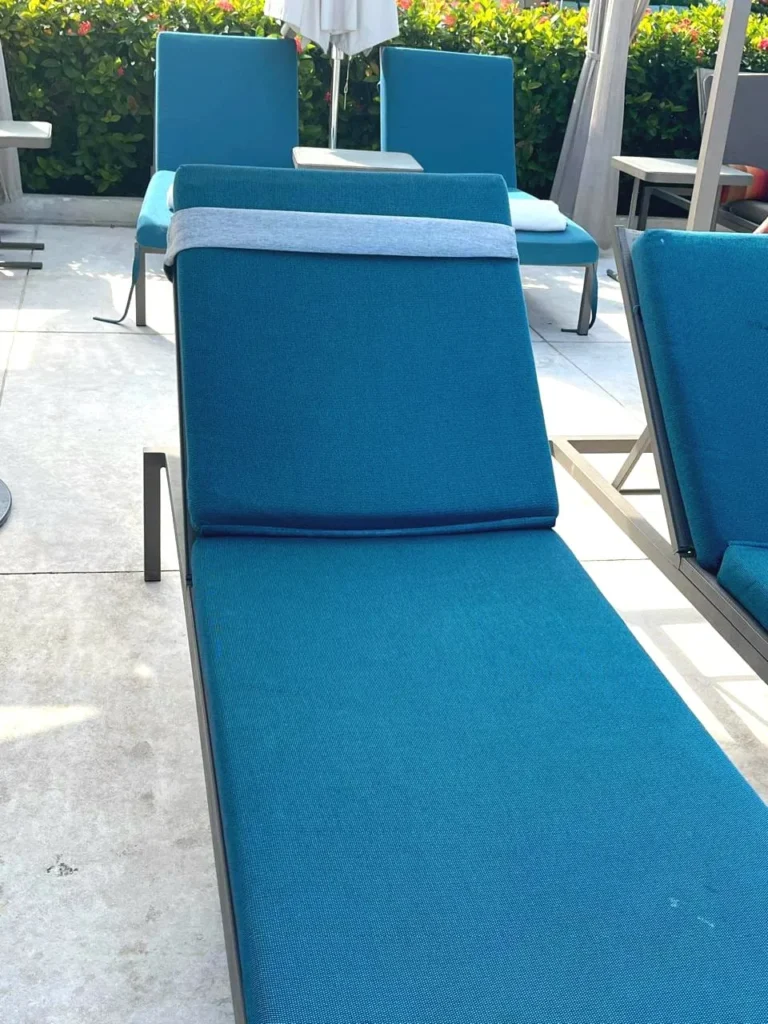 cojín para camastro retapizado color aqua para exteriores