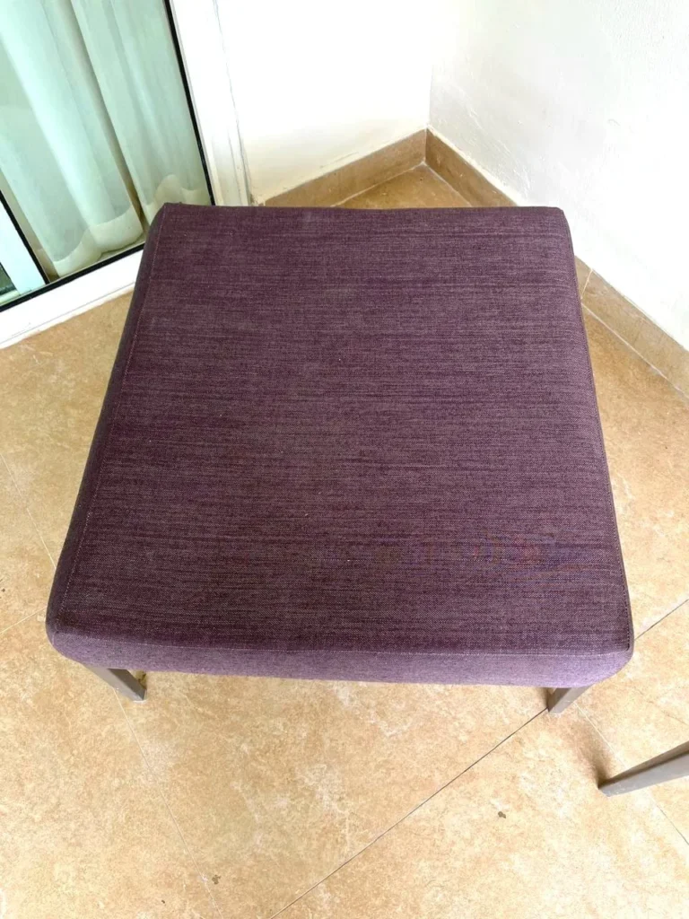 Cojín mediano violeta para interiores o exteriores