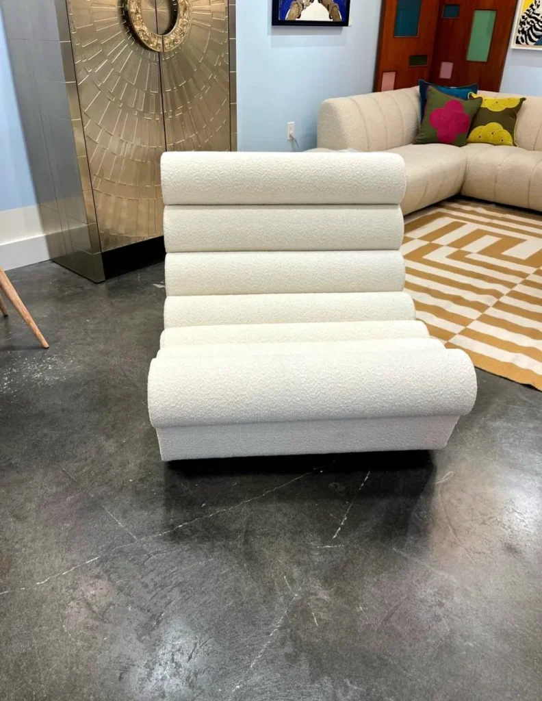 Sillón mediano con curvatura color blanco para interiores